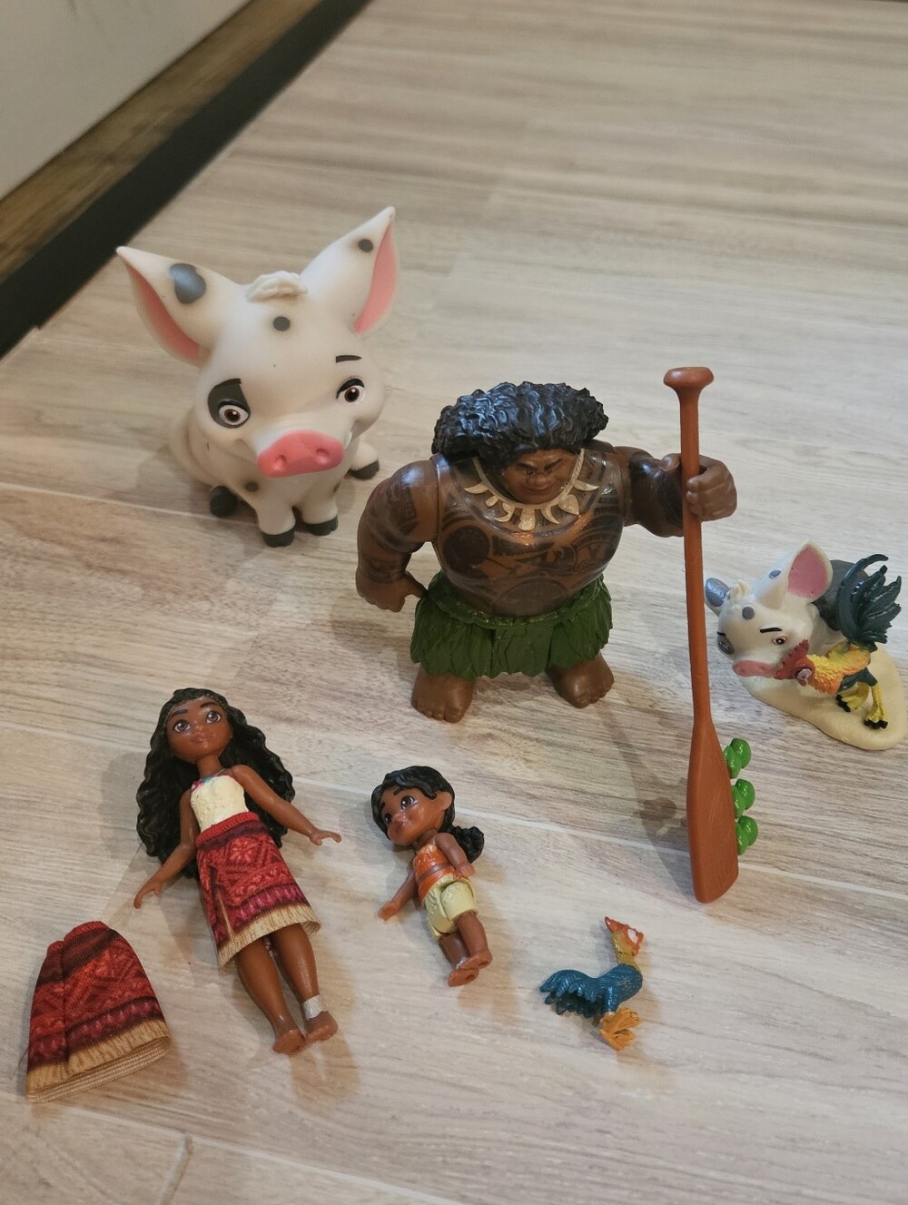 Disney Moana Figure Playset with Brown Hero, Green Skirt, Pink Pig